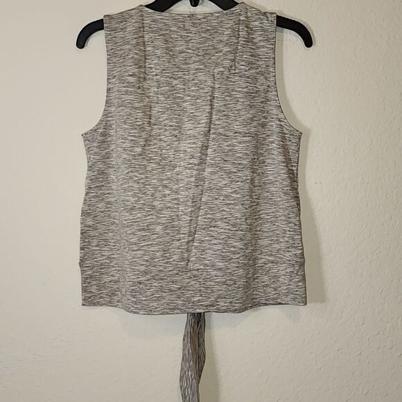 Doe & Rae Gray Front twist with knot & buttons Cropped Top Sz Small NWOT - Picture 3 of 3
